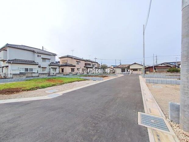 前面道路を含めた現地写真です。