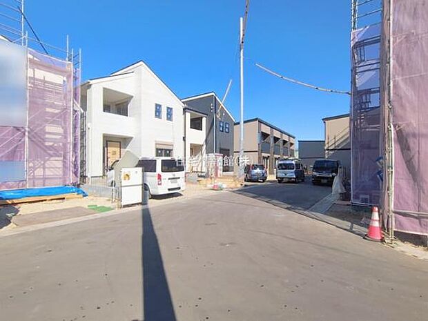 前面道路を含めた現地写真です。