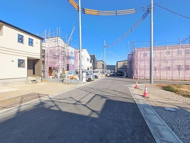 前面道路を含めた現地写真です。