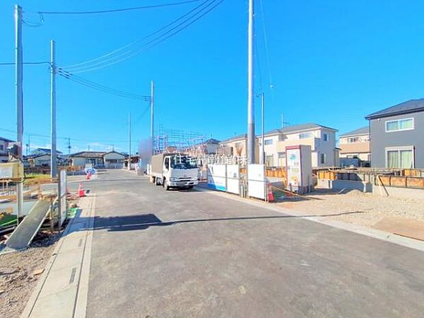 前面道路を含めた現地写真です。