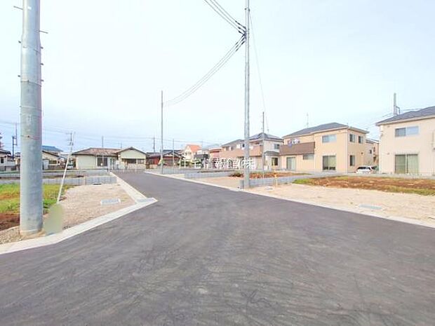 前面道路を含めた現地写真です。