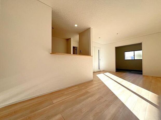 お食事中もキッチンと会話が楽しめるダイニングスペース。