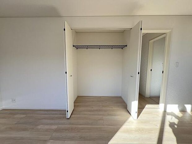 いつでもお部屋をスッキリお使い頂ける収納スペースを設置。