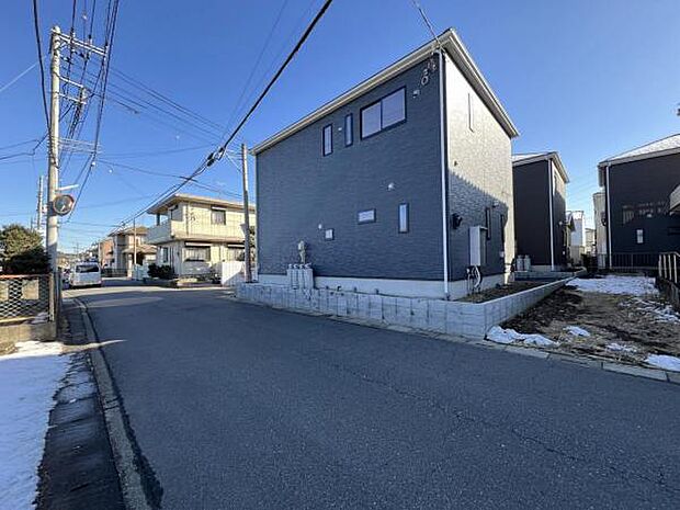 前面道路を含めた現地写真です。