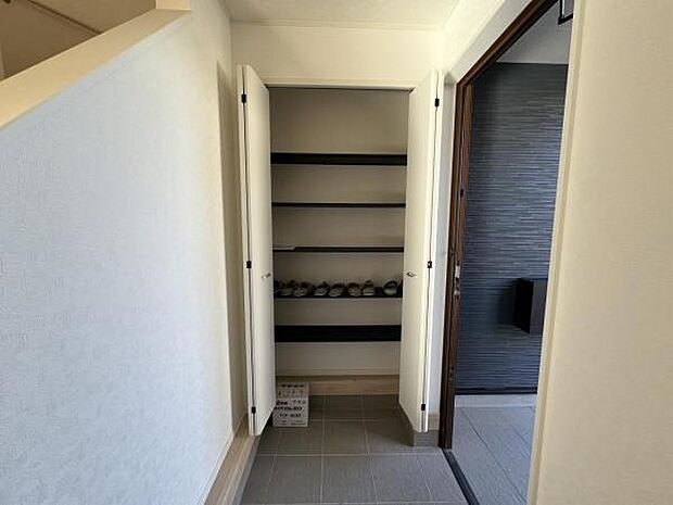 散らかりがちな玄関もスッキリの片づけるシューズボックスです。