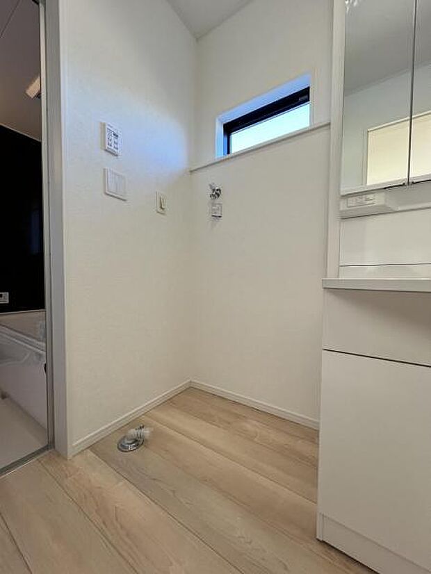独立洗面台の横にはランドリースペースがございます。