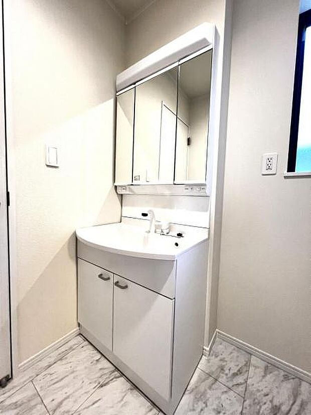 洗面化粧台です。朝の身支度から1日が始まります。