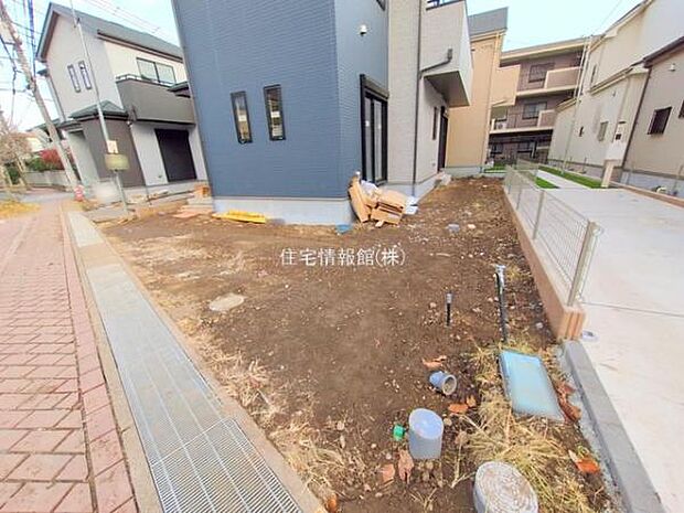 前面道路を含めた現地写真です。