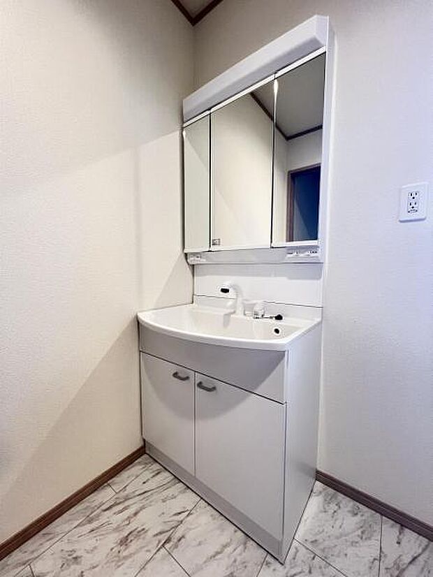 洗面化粧台です。朝の身支度から1日が始まります。