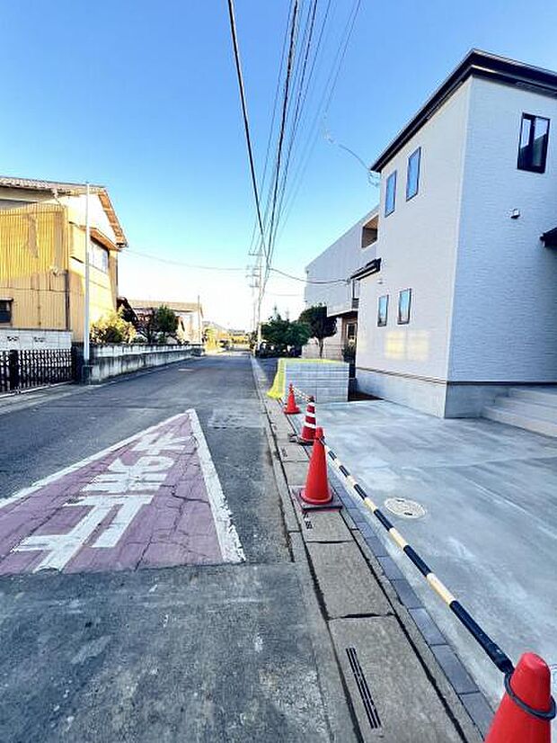 前面道路を含めた現地写真です。