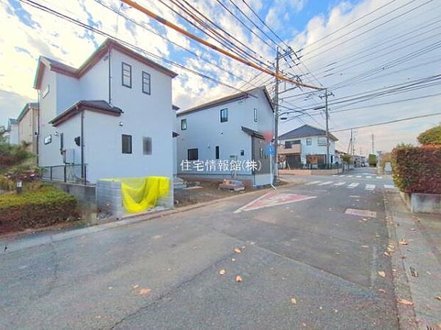 前面道路を含めた現地写真です。