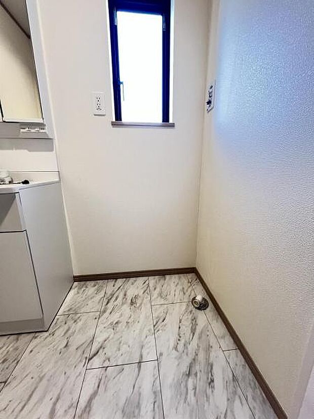 独立洗面台の横にはランドリースペースがございます。