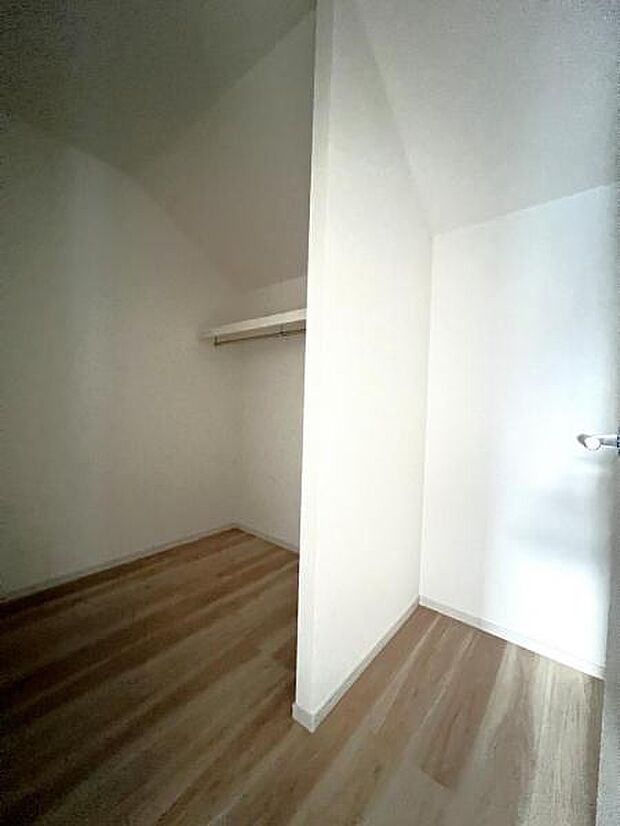 ウォークインクローゼットがあり収納スペースも豊富。季節物もスッキリ片付きそうです。