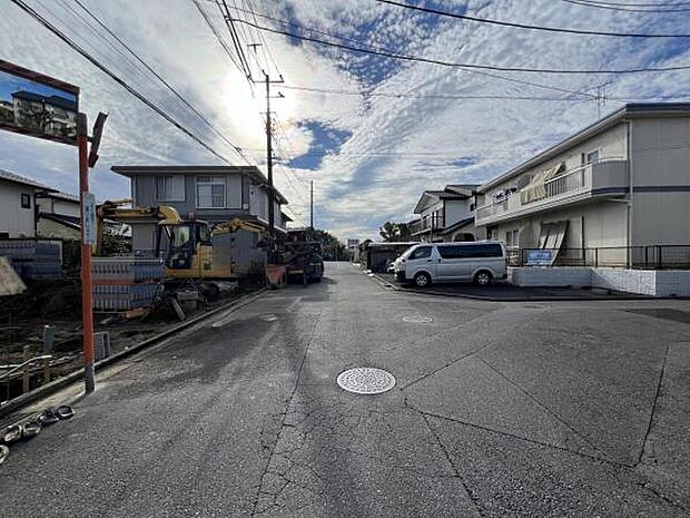 前面道路を含めた現地写真です。ぜひ周辺環境も併せてご覧ください。