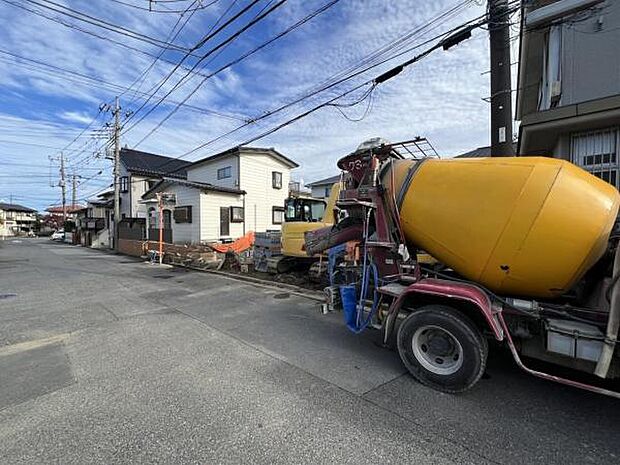 前面道路を含めた現地写真です。