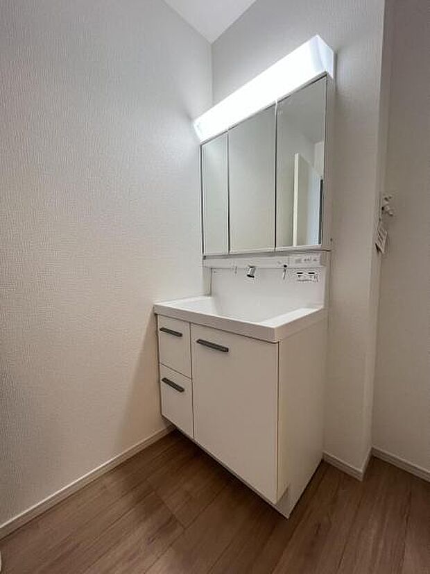 洗面化粧台です。朝の身支度から1日が始まります。