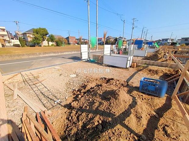 前面道路を含めた現地写真です。