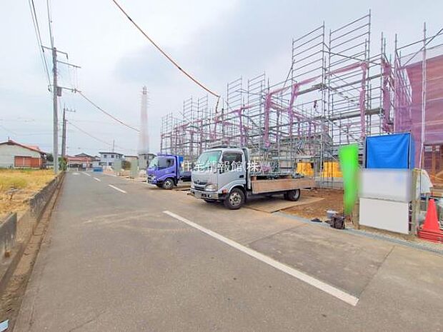 前面道路を含めた現地写真です。