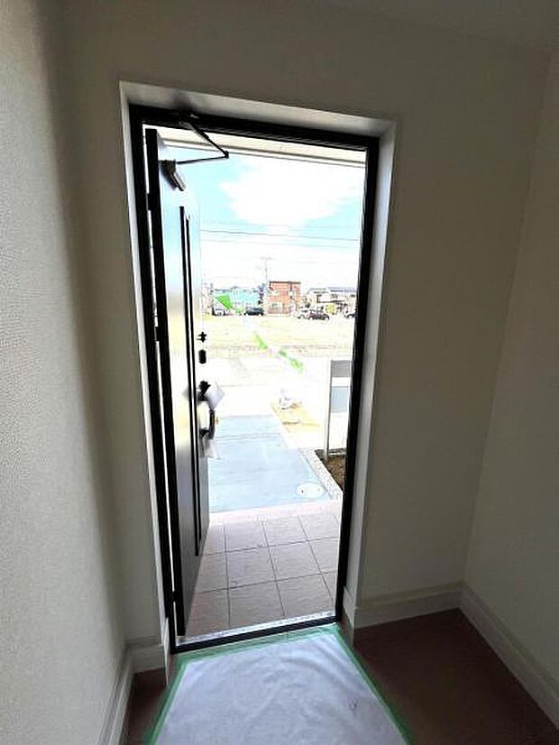 綺麗で明るい玄関でお客様をお迎えいただけます。