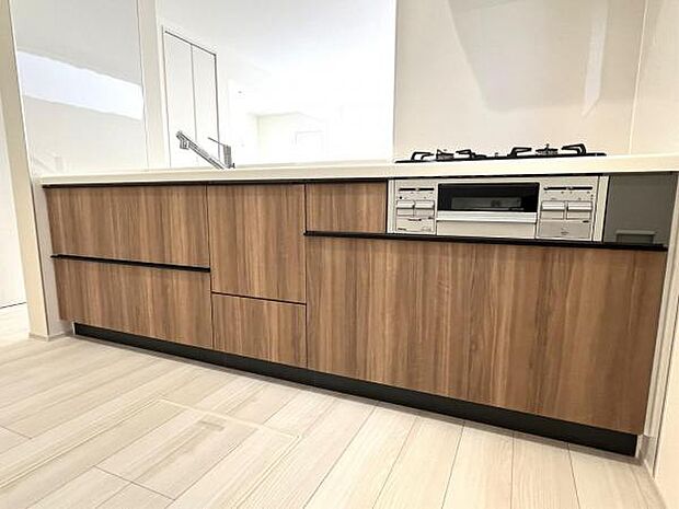 作業スペースが広く家事動線をゆったりと確保できるキッチンです。