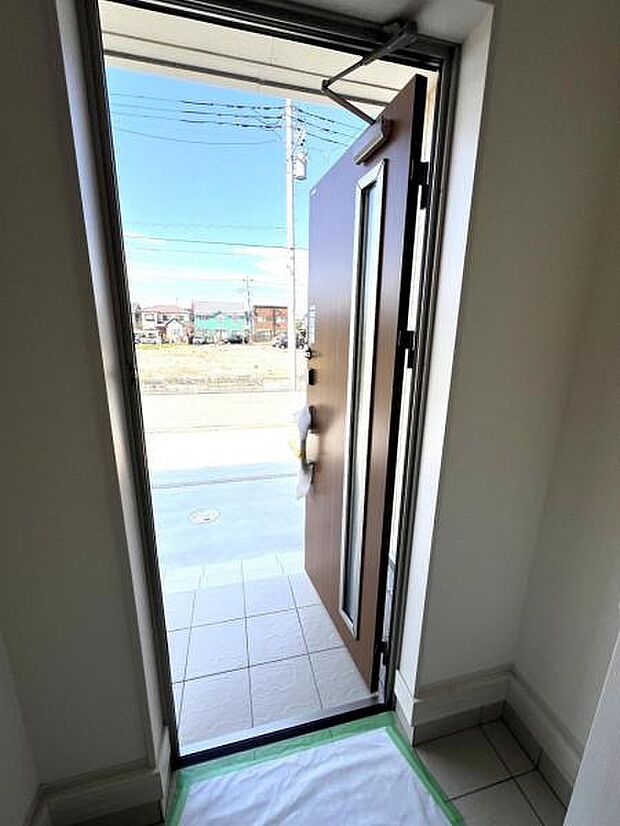 綺麗で明るい玄関でお客様をお迎えいただけます。