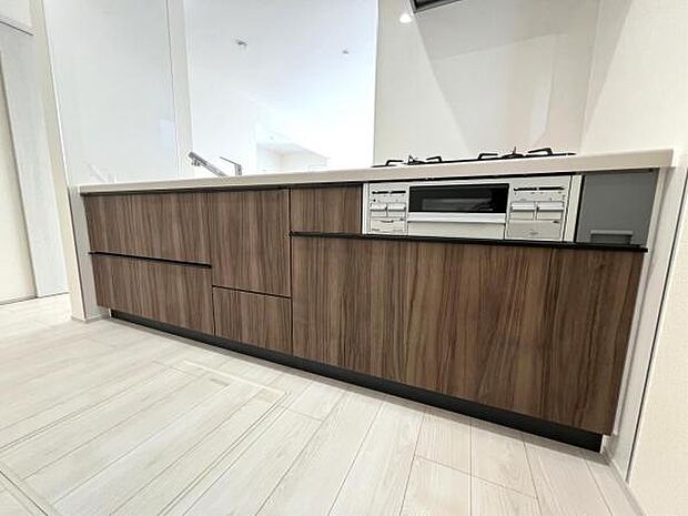 作業スペースが広く家事動線をゆったりと確保できるキッチンです。