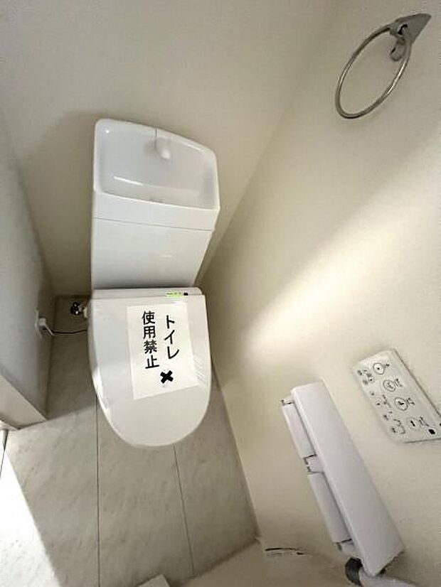 シャワー洗浄機能付のトイレは、清潔感が印象的な空間ですね。