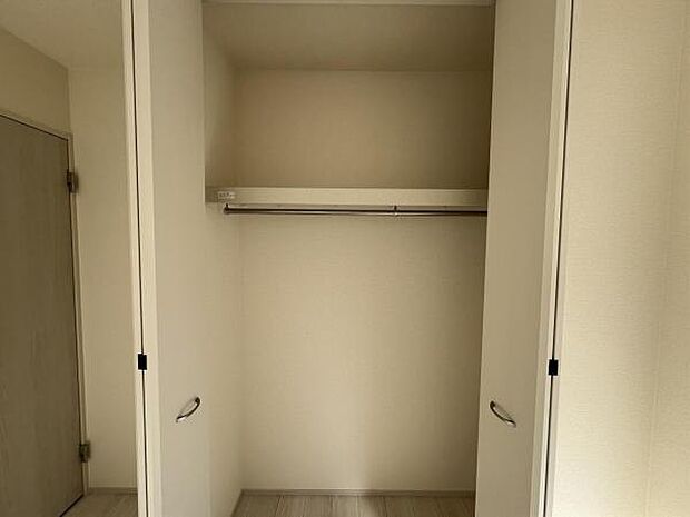 枕棚とハンガーパイプの付いたクローゼットです。