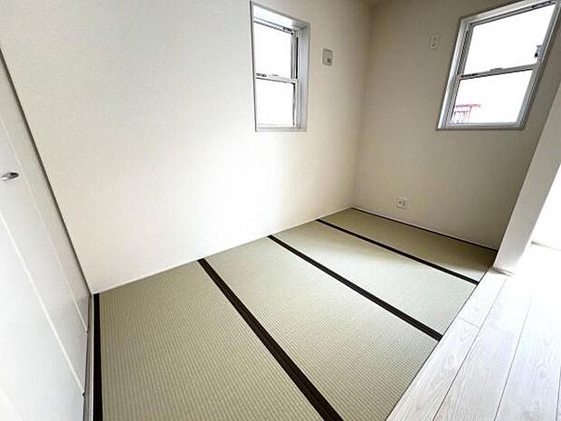 直接布団を敷いて寝ることができる和室。寝具が収納できる押入付きです。