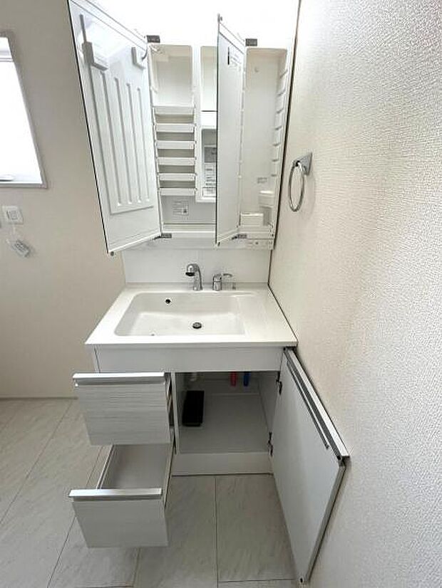 洗面化粧台です。朝の身支度から1日が始まります。