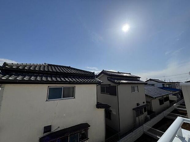暖かい太陽の日差しを浴びる住まいです。