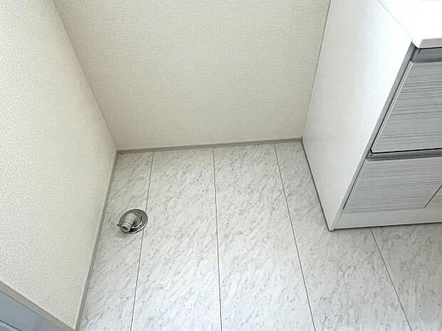 ランドリースペースです。身支度を整えながら洗濯機の操作を行えます。