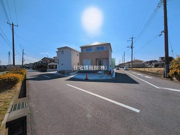 前面道路を含めた現地写真です。