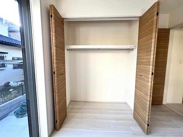 中の物を確認しやすく、取り出しやすい収納スペース。お部屋を広々とお使いいただけます。