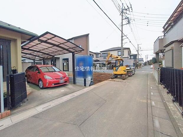 前面道路を含めた現地写真です。