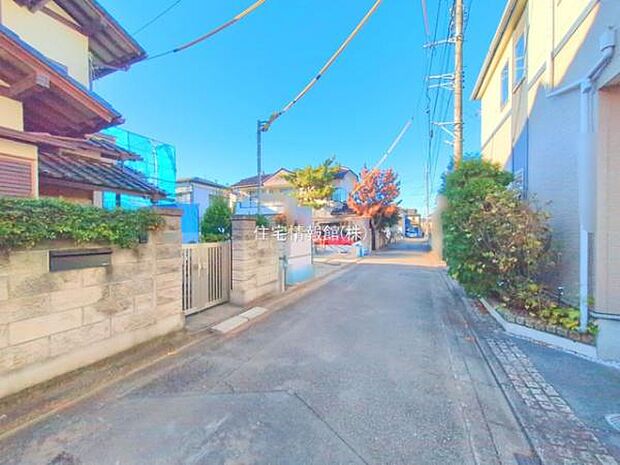 前面道路を含めた現地写真です。