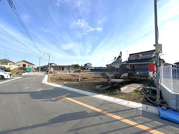 前面道路を含めた現地写真です。ぜひ周辺環境も併せてご覧ください。