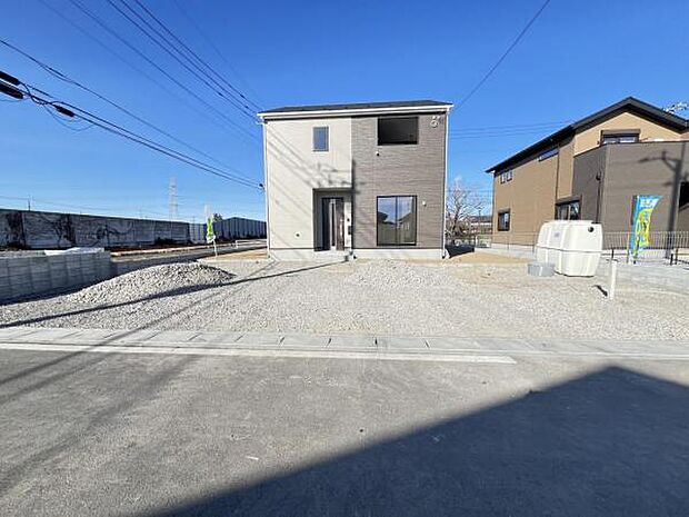 前面道路です。住宅地につき落ち着いた新生活を始められそうです。