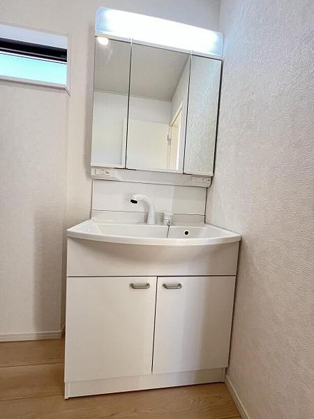 洗面化粧台です。朝の身支度から1日が始まります。