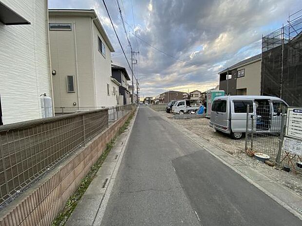前面道路を含めた現地写真です。ぜひ周辺環境も併せてご覧ください。