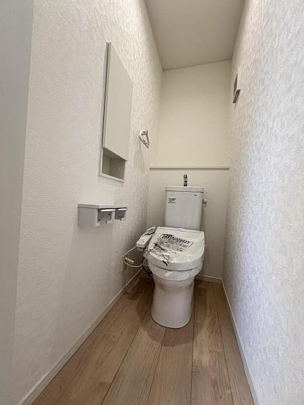 シャワー洗浄機能付のトイレは、清潔感が印象的な空間ですね。
