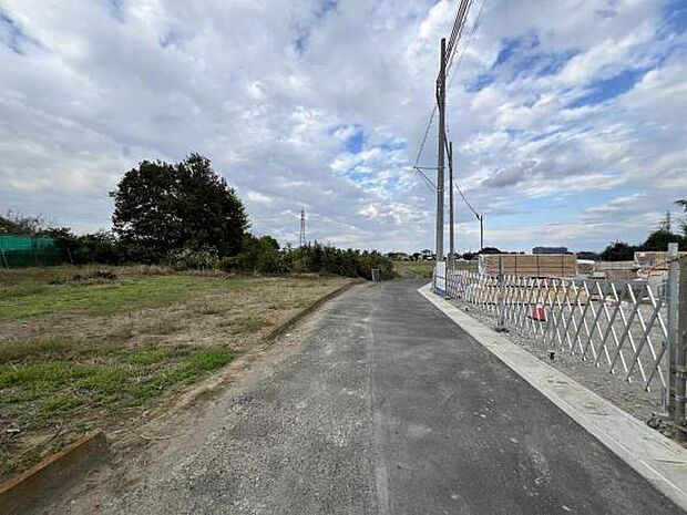 前面道路を含めた現地写真です。ぜひ周辺環境も併せてご覧ください。