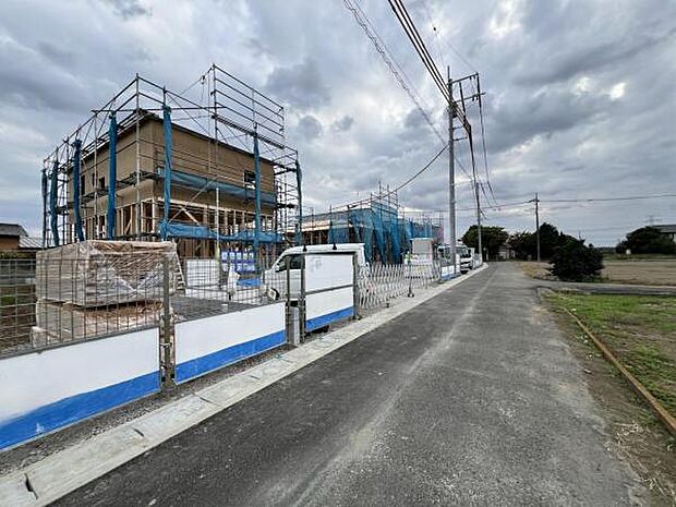 前面道路を含めた現地写真です。