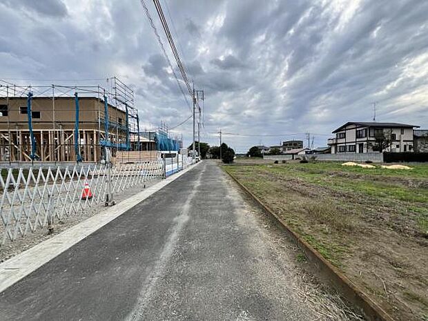 前面道路を含めた現地写真です。ぜひ周辺環境も併せてご覧ください。