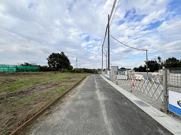 前面道路を含めた現地写真です。