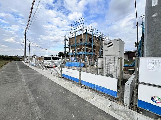 前面道路を含めた現地写真です。