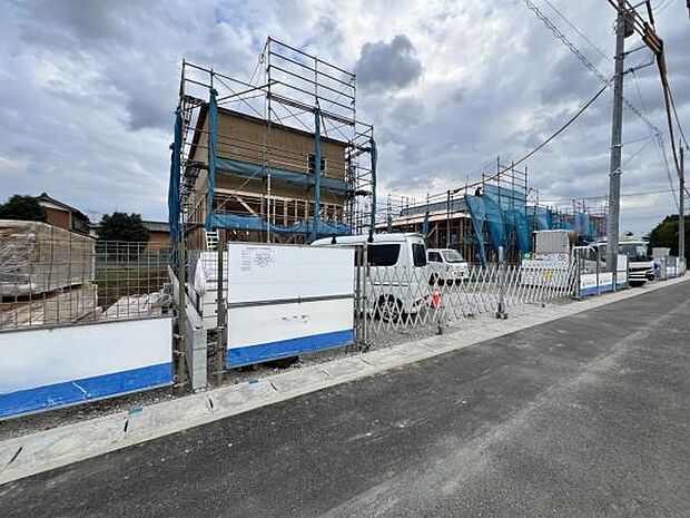 前面道路を含めた現地写真です。ぜひ周辺環境も併せてご覧ください。