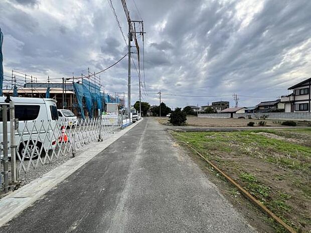 前面道路を含めた現地写真です。