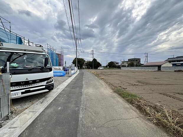 前面道路を含めた現地写真です。