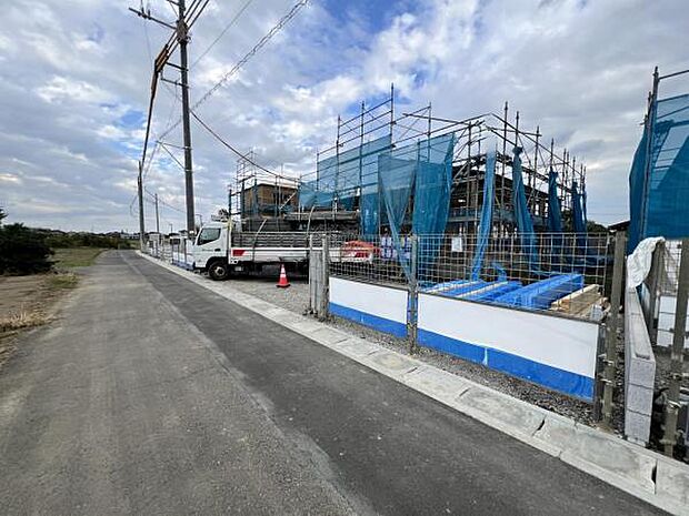 前面道路を含めた現地写真です。